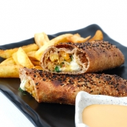 Mozzarella peyniri, haşlanmış nohut, kırmızı soğan, maydanoz, pul biber, limon suyu