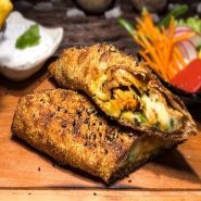 Mozzarella peyniri, tavuk döner, kırmızı soğan, patates kızartması, özel sos, maydanoz